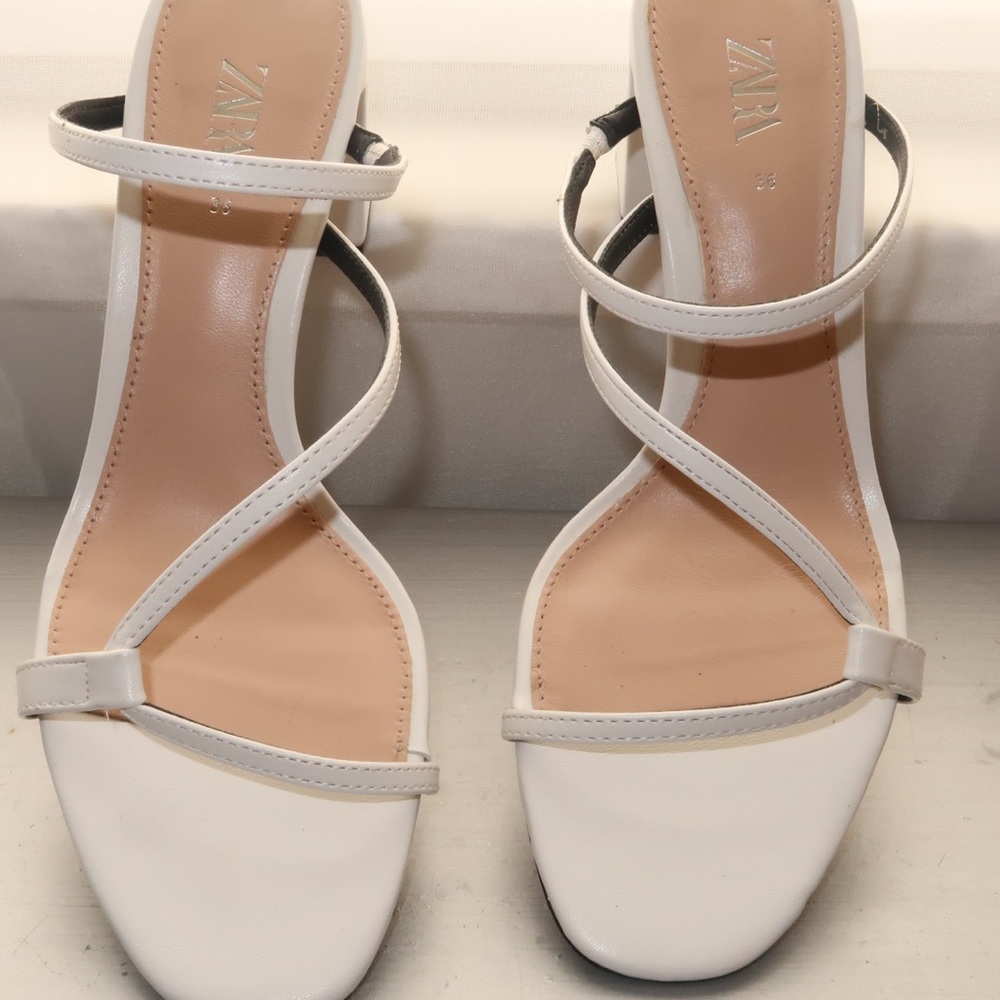 Heeled Mules With Asymmetrical Straps 🔘🖤